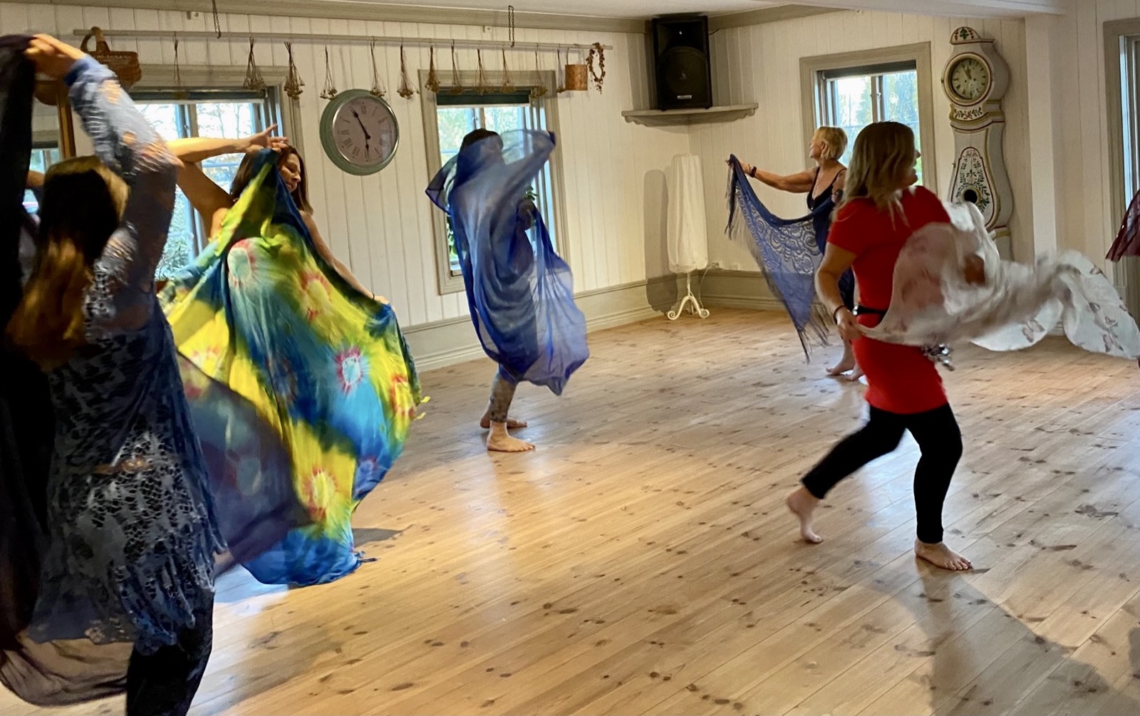 Kvinnor dansar orientalisk magdans i feminint flöde på Humlebäck kursgård