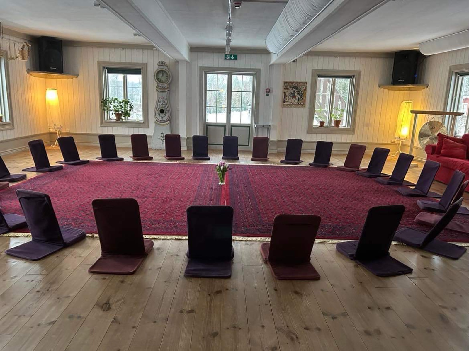 Meditationscirkel förberedd för kvinnoretreat i kursrummet på Humlebäck kursgård